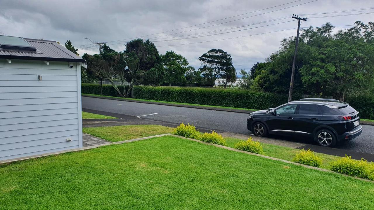 Retro On Queen, Papakura Exterior foto